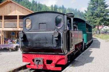 tren istasyonunda buharlı tren