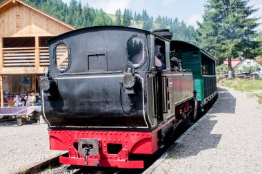 Tren eski demiryoludur.