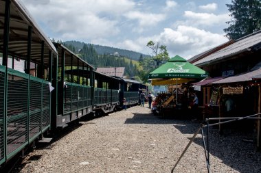 Arka plandaki dağlardaki tren istasyonu..