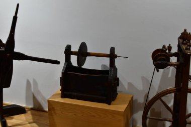 Beyaz arkaplanı olan eski ahşap masa.