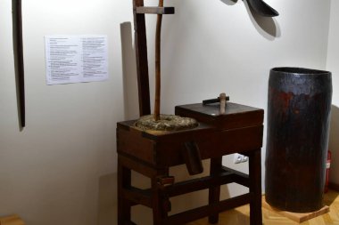 Modern bir binanın içinde.