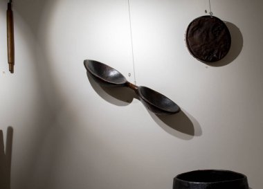 Beyaz duvarı ve siyah arkaplanı olan eski tip ahşap masa.