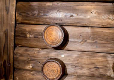 Yuvarlak desenli eski ahşap duvar.