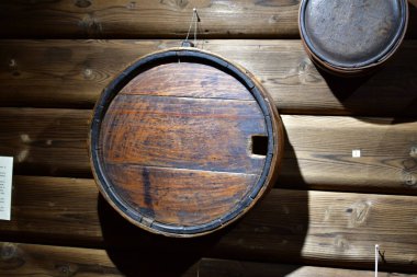 # Saplı eski ahşap fıçı