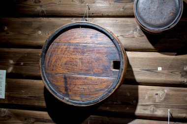 Tahta fıçı ve fıçı mahzende