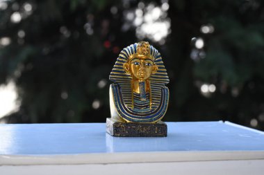 Beyaz bir grup üzerinde siyah ve altın olan Mısır heykeli