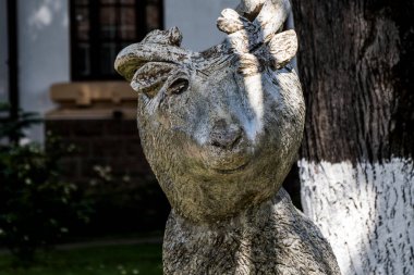Eski parktaki güzel bir heykel manzarası