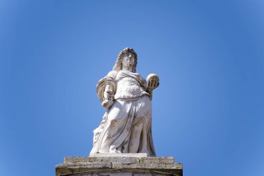 Barselona şehrindeki parkta heykel