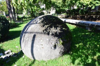 Eski mezarlığın taş heykeli.