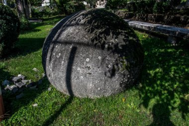 Parktaki eski taş duvar.