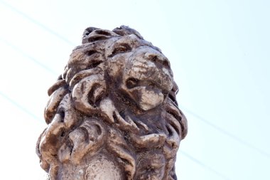 Şehirde aslan heykeli