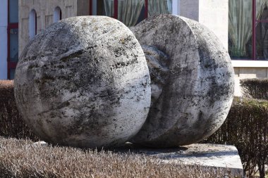 yuvarlak taş heykel büyük yuvarlak taş