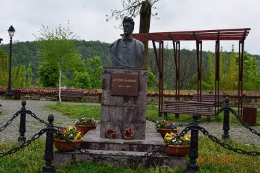 Savaş mağdurlarının anısına.