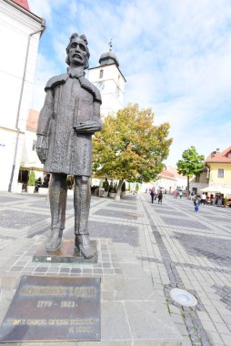 Eski şehrin kralının heykeli. Şehrin en güzel mimarisinin devleti.