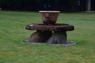 Yeşil çimenlikte yuvarlak taş kuyusu, yakın