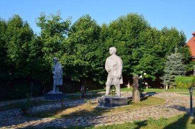 Yazın St. Petersburg şehrinin kutsal üçlüsünün heykeli.