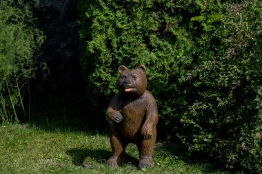 Soçi, Rusya 'da bir parkta yaşlı bir ayının heykeli.