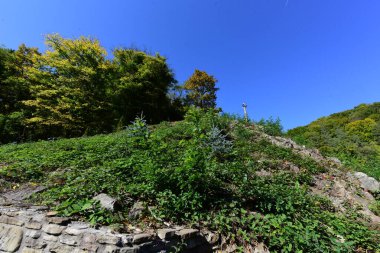 Dağlardaki eski şatonun manzarası