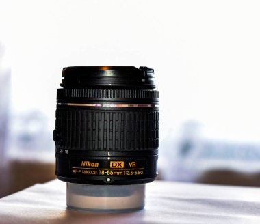 Kapat - beyaz arkaplanda lensin kapağı.