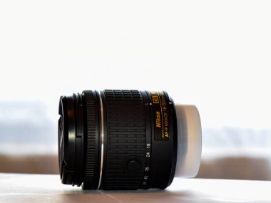 Tahta masadaki beyaz kameranın yakın görüntüsü