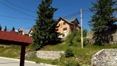 Dağlardaki köyün manzarası