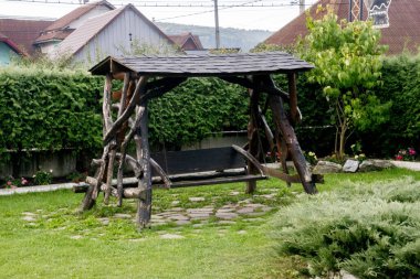 Küçük kuyusu olan ahşap bir kuyu.