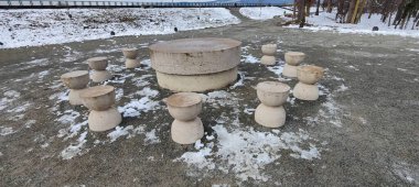 Karda yakacak odun yığını