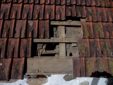 Penceresi olan eski ahşap pencere