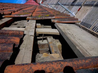 Eski endüstriyel paslı çatı