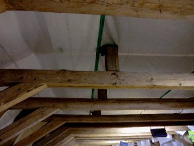 Beyaz çatılı ahşap tavanın dikey görüntüsü.