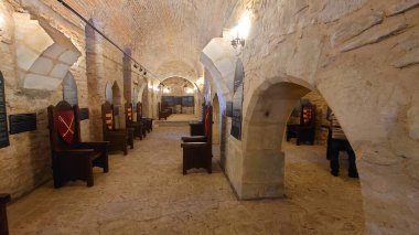 Eski kilisenin içinde.