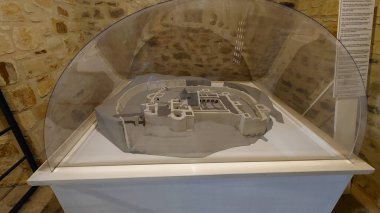 Mezar taşları kilisesinin içinde.