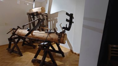 Parktaki eski ahşap bank.