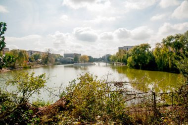 Parktaki nehrin güzel manzarası