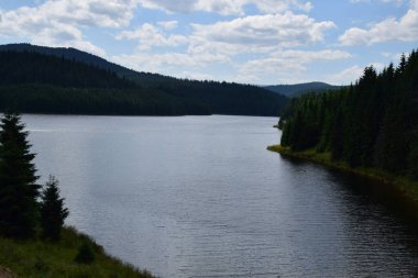 Dağlardaki gölün güzel manzarası