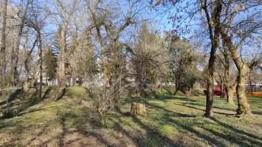 Beyaz çitli güzel bir park fotoğrafı.