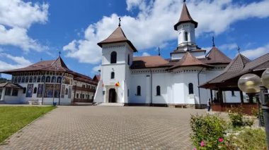 Arka planda en çok kirlenmiş kasabaların bulunduğu köyün köyündeki kilise.
