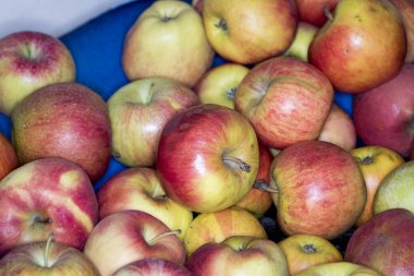 Markette satılık kırmızı elmalar