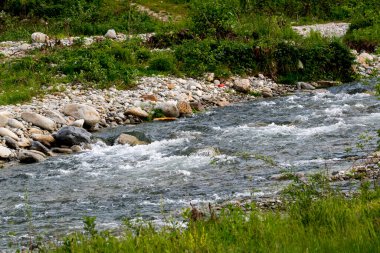 Dağlardaki dağ nehri