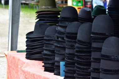 Görüntü siyah ve beyaz keçeli şapkalardan yapılmıştır.