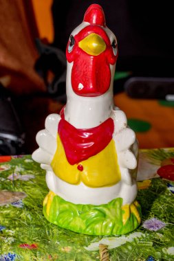 Paskalya tavuğu masada.