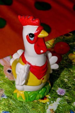 Paskalya tavuğu masada.