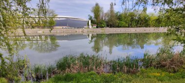 Parktaki gölün güzel manzarası