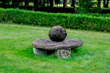 Çimlerin üzerinde eski ahşap heykel