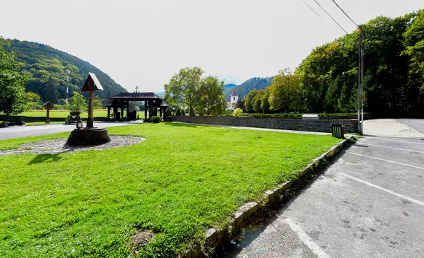 Dağları ve yeşil otları olan güzel bir manzara.