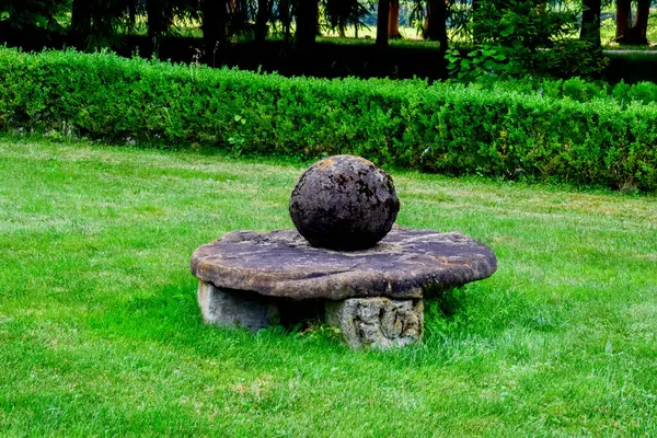 Parktaki eski ahşap bank.