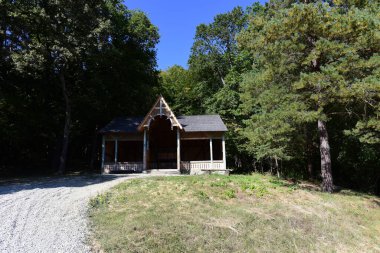 Ormandaki eski ahşap ev