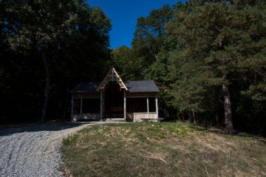 Ormanda terk edilmiş bir ev.