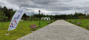 Parktaki yol tabelası