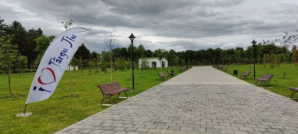 Parktaki yol tabelası